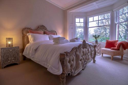 een slaapkamer met een groot bed met witte lakens en een raam bij Fabulously Unique 3BD Home Sunderland in Sunderland