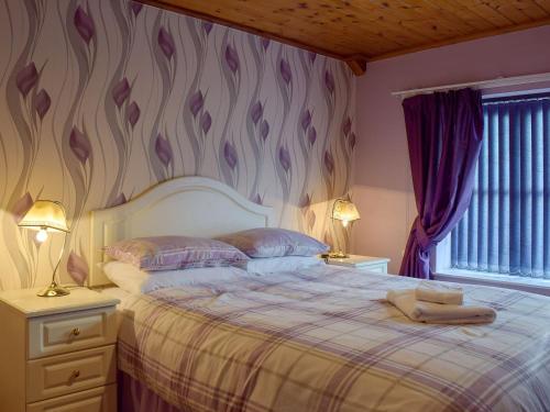 Säng eller sängar i ett rum på Elm Cottage-w40630