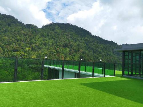 Pemandangan gunung umum atau pemandangan gunung yang diambil dari apartmen