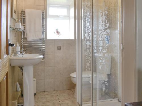 La salle de bains est pourvue de toilettes, d'un lavabo et d'une douche. dans l'établissement Crossgates - 9562, à Grantley