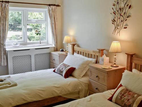 - une chambre avec 2 lits et une fenêtre dans l'établissement Crossgates - 9562, à Grantley