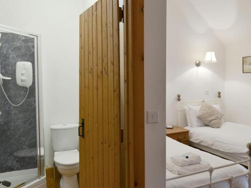 baño con aseo y 1 cama en una habitación en The Loft - 26477, en North Willingham