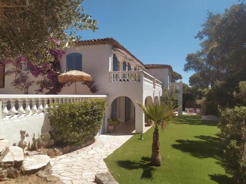 Luxury family villa with large pool, garden & outdoor dining near beach, Domaine l'Oiseau Bleu in Sainte-Maxime