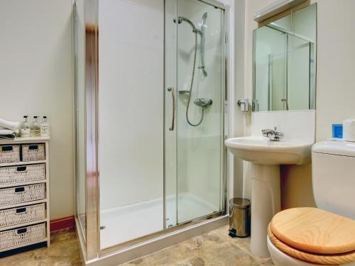 La salle de bains est pourvue d'une douche, de toilettes et d'un lavabo. dans l'établissement Coach House, à Ratho