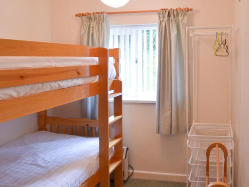 StokeinteignheadにあるAppletree Apartmentのベッドルーム1室(二段ベッド2台、窓付)が備わります。