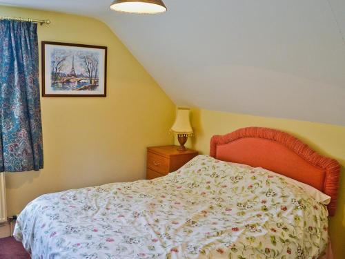Säng eller sängar i ett rum på Westonbirt Cottage