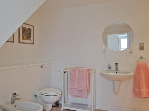 W łazience znajduje się toaleta, umywalka i lustro. w obiekcie The Dairy w mieście Gartmore