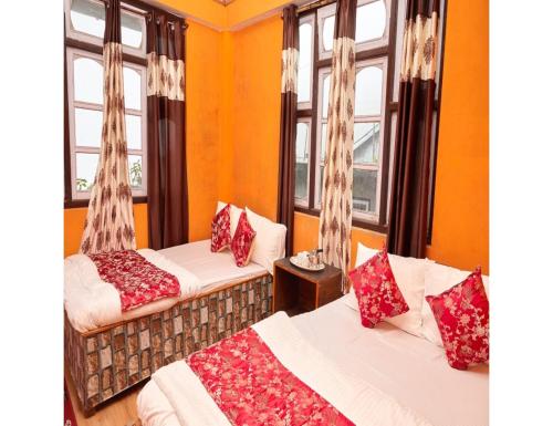 - 2 lits dans une chambre avec 2 fenêtres dans l'établissement Hill Home Stay, Mankhim Road, Aritar, Sikkim, à Aritar