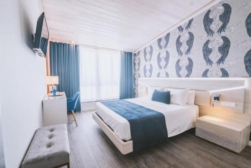 蒙卡達和雷克薩奇的住宿－CARIBBEAN Home，酒店客房设有一张床和一个大窗户