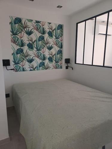une chambre avec un lit et une fenêtre dans l'établissement CAP'NOMAD Studio Côté Port - terrasse - piscine - parking, au Cap d'Agde