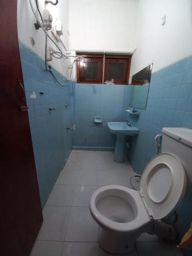 uma casa de banho com um WC e um lavatório em Lazy Bear Best Hostel in Kandy em Kandy