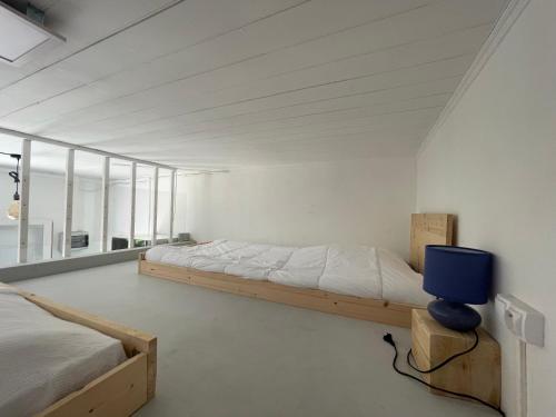 una camera da letto con due letti e una TV di Bocage 1 a Mimizan