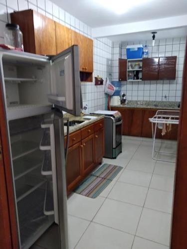 cocina con nevera de acero inoxidable en apartamento em Guarapari, en Guarapari