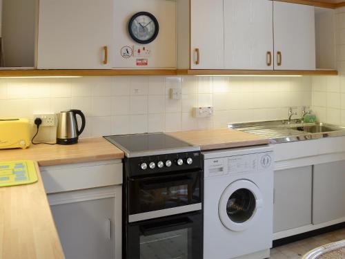 a kitchen with a stove and a dishwasher at Greenhaven in Par
