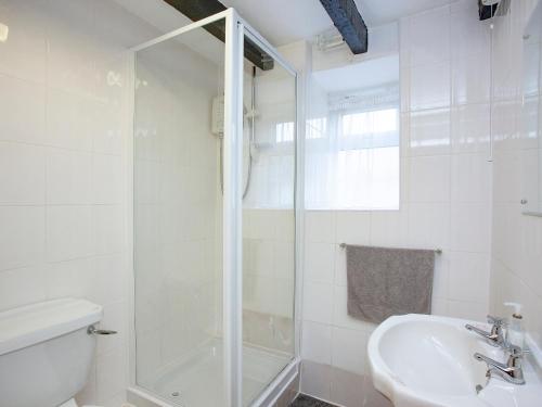 uma casa de banho com um chuveiro, um lavatório e um WC. em Smithy em Saint Martin