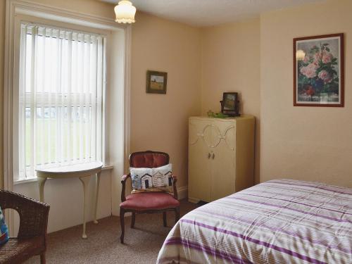 ポートランドにあるTrevinaのベッドルーム1室(ベッド1台、椅子、ドレッサー付)