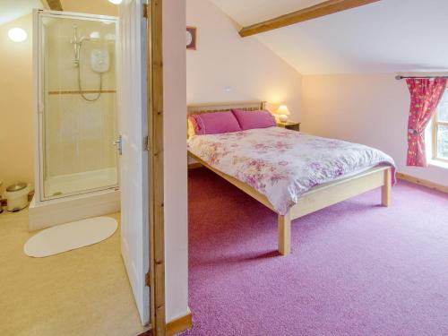 1 dormitorio con 1 cama y ducha a ras de suelo en The Drift House, en Coddington