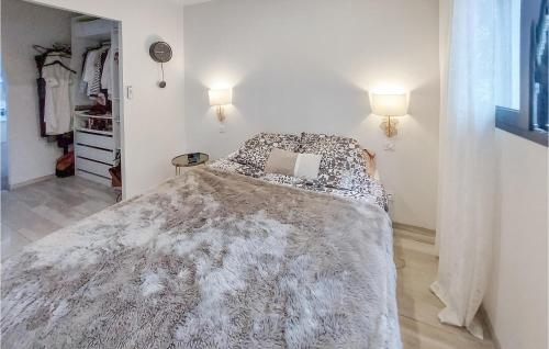 ein Schlafzimmer mit einem Bett mit einer weißen Bettdecke in der Unterkunft Cozy Home In St Jean De Vedas With Kitchen in Saint-Jean-de-Védas