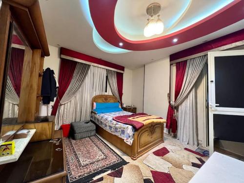 una camera con un letto di Lovely 3 - Bedrooms apartment in Miami Bahary ad Alessandria d'Egitto