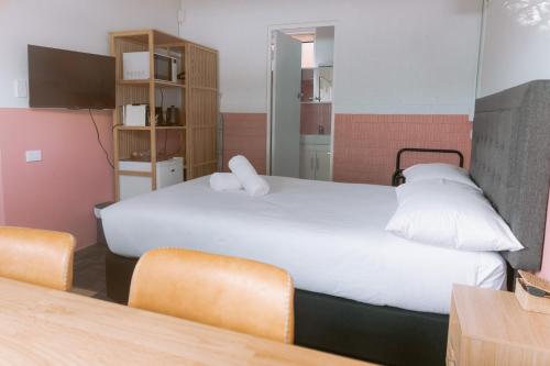 Ένα ή περισσότερα κρεβάτια σε δωμάτιο στο Black Swan Waterfront Motel