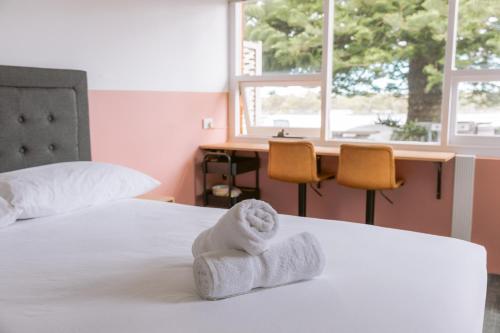 Ένα ή περισσότερα κρεβάτια σε δωμάτιο στο Black Swan Waterfront Motel