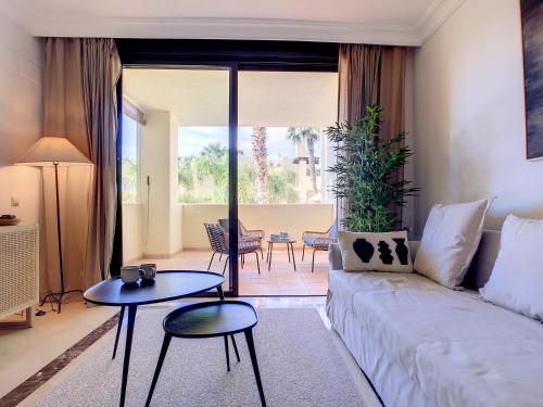 een woonkamer met een bank en een tafel bij Roda Golf Resort - 8809 in San Javier