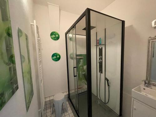 a shower in a bathroom with green balls on the wall at Kristallkugel in Melsungen