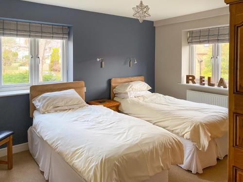 twee bedden naast elkaar in een slaapkamer bij Shoreline Penthouse - 27142 in Alnmouth