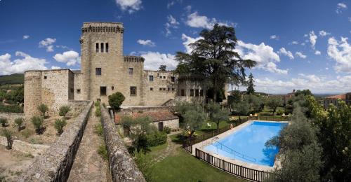 an external view of a castle with a swimming pool at Parador de Jarandilla de la Vera in Jarandilla de la Vera
