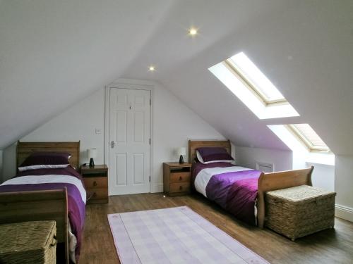 Un pat sau paturi într-o cameră la Rascal Wood