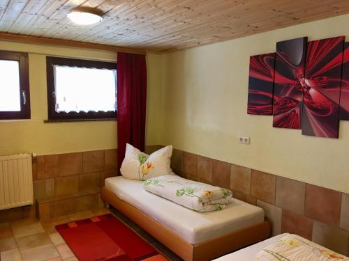 um pequeno quarto com duas camas num quarto em Ferienwohnung Gisela Winkler em Rathen