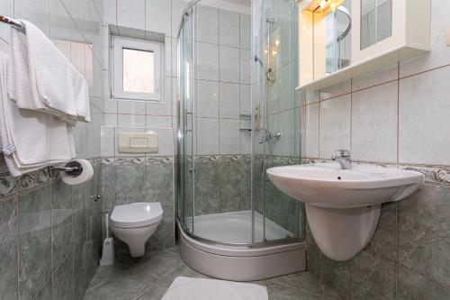 Ett badrum på Apartments Crnekovic II Popa Dorcica