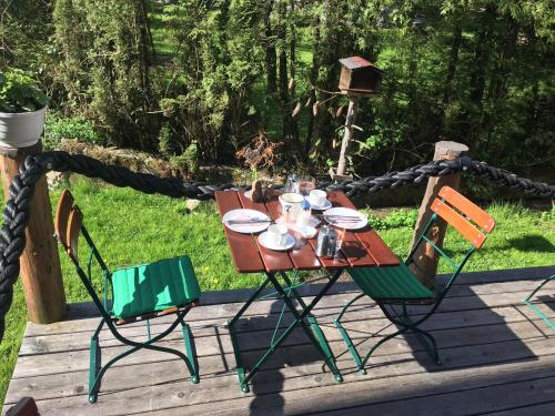 a table and two chairs on a deck with a table and chairs at B&B Simmer in Obertraun
