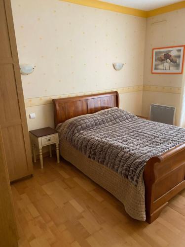 1 dormitorio con 1 cama y suelo de madera en Foix Villa 150m2 dans très grand parc arboré en Foix