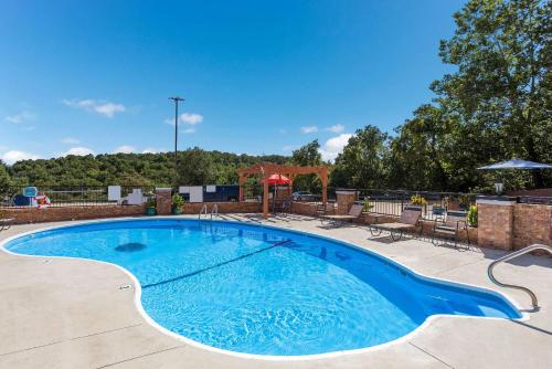 Πισίνα στο ή κοντά στο Rodeway Inn Branson, Brick House