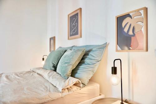 a bed with pillows on it in a room at NEU I moderne zentrale Wohnung I Netflix I 4 Gäste in Andernach