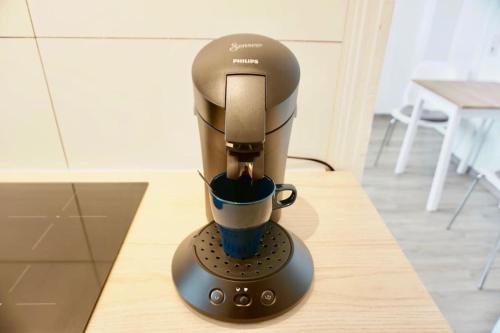 a coffee maker sitting on a counter in a kitchen at NEU I moderne zentrale Wohnung I Netflix I 4 Gäste in Andernach