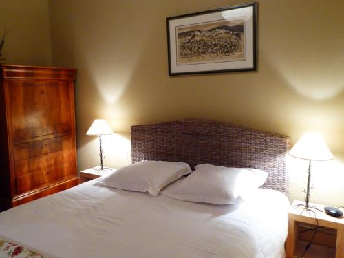 a bedroom with a bed with white sheets and two lamps at L'Annexe Apparthôtel du 8, 3 étoiles in Besançon