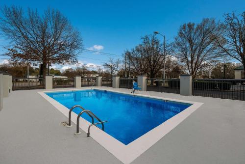 Бассейн в Quality Inn & Suites Aiken South или поблизости