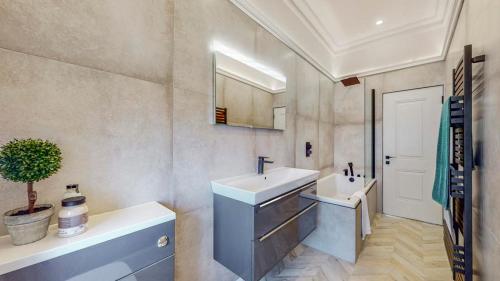 uma casa de banho com um lavatório e um espelho em 69 St Georges Mansions em Glasgow