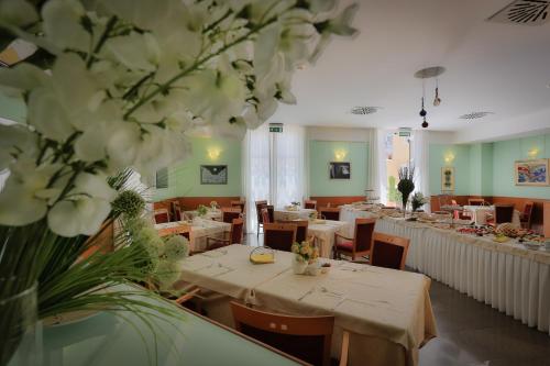 Hotel San Domenico Al Piano tesisinde bir restoran veya yemek mekanı