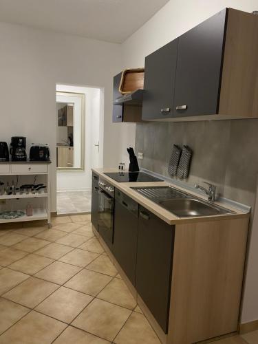 uma cozinha com um lavatório e um fogão em Tolle Ferienwohnung im Herzen von Thüringen em Eisenach