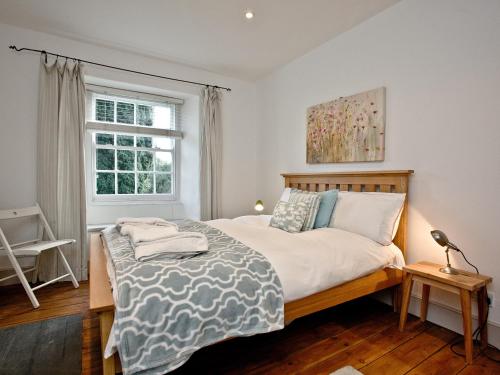 a bedroom with a bed and a window at Lower Margate Bodmin in Bodmin