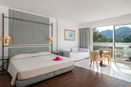 Postel nebo postele na pokoji v ubytování Dionysos Hotel