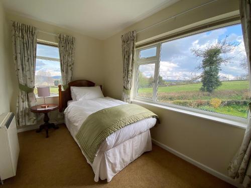 um quarto com uma cama e uma grande janela em Nantucket House em Misterton