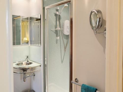 een badkamer met een douche en een wastafel bij Nantucket House in Misterton
