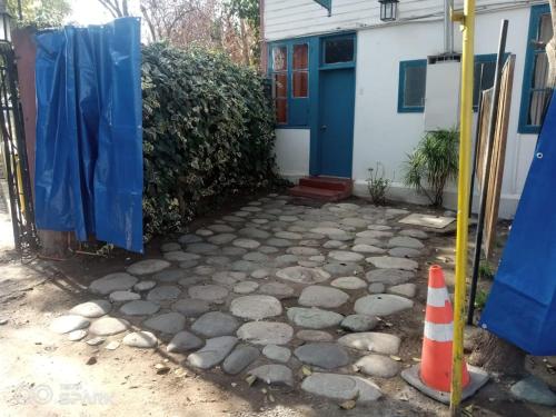 una pasarela de piedra frente a una casa en Motel ZAVA, en Los Andes