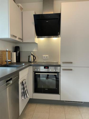 a kitchen with a stove top oven in a kitchen at Gemütliche Wohnung idyllische Lage Nähe Frankfurt in Alzenau