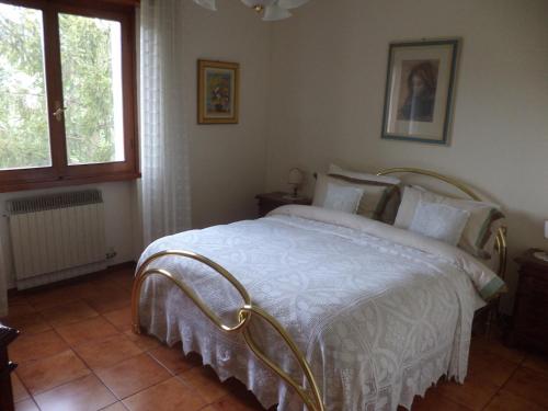 una camera con un letto in una stanza con una finestra di Apartment Montecatini-Terme near Firenze, Lucca, Pisa a Montecatini Terme