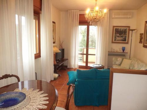 un soggiorno con tavolo e divano blu di Apartment Montecatini-Terme near Firenze, Lucca, Pisa a Montecatini Terme